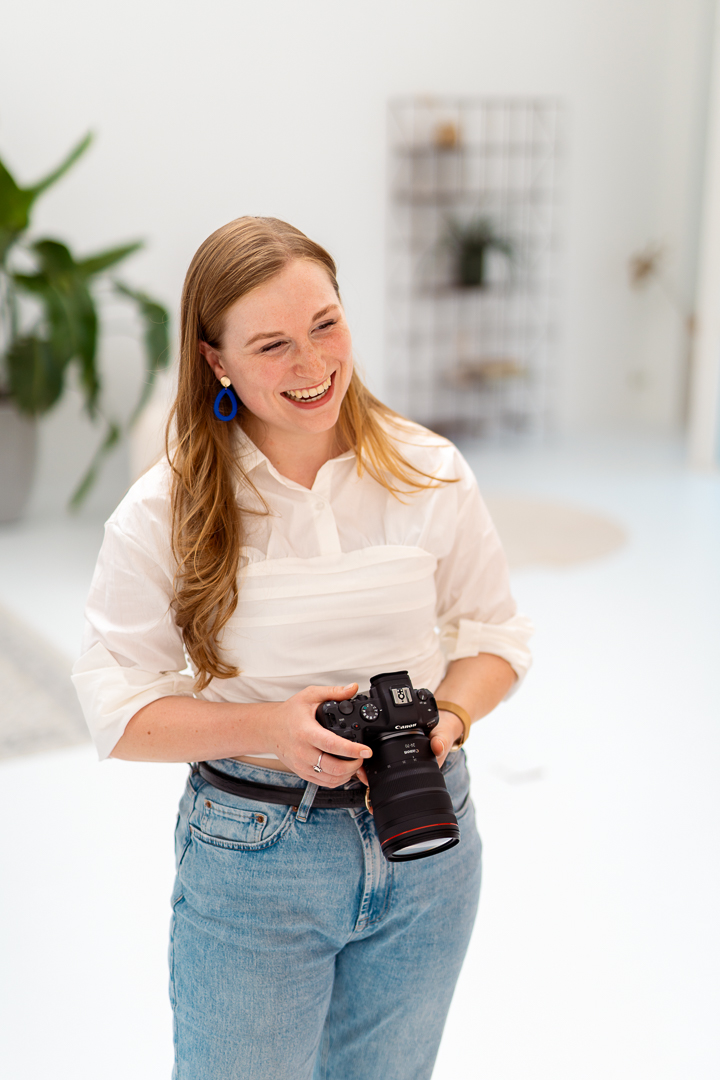 Joy lachend met camera in haar hand
